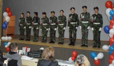 Орские кадеты с песнями отметили юбилей возрождения Оренбургского казачьего войска (фото)