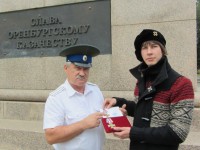 Казаки общественных и реестровых объединений возложили цветы к памятнику Оренбургскому казачеству (фото)