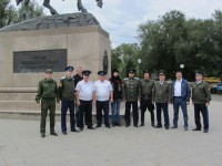 Казаки общественных и реестровых объединений возложили цветы к памятнику Оренбургскому казачеству (фото)